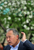 中央アジア・キルギス南部Teyitで記者会見するクルマンベク・バキエフ（Kurmanbek Bakiyev）大統領（2010年4月13日撮影）。(c)AFP/VYACHESLAV OSELEDKO