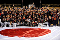 第2回ワールド・ベースボール・クラシック（%%2009 World Baseball Classic%%）決勝、韓国を延長10回5-3で下し、大会連覇を果たしてトロフィーと記念撮影をする日本の選手やスタッフ。（2009年3月23日撮影）(c)AFP/Getty Images/Kevork Djansezian