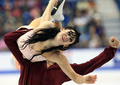 13-14フィギュアスケートグランプリGPシリーズ第2戦、スケート・カナダ（2013 Skate Canada International）アイスダンス・フリーダンス（FD）。演技に臨むカナダのテッサ・ヴァーチュー（Tessa Virtue）/スコット・モイア（Scott Moir）組（2013年10月26日撮影）。(c)AFP/Getty Images/Dave Sandford
