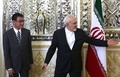 イラン・テヘランで、河野太郎外相（左）を迎えるモハンマドジャバド・ザリフ外相（2019年6月12日撮影）。(c)ATTA KENARE / AFP