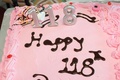 マーガレット・マリッツさんの118歳の誕生日を祝うケーキ。南アフリカ・タウズリバーの老人ホームで（2024年9月27日撮影）。(c)RODGER BOSCH / AFP
