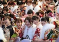 千葉県浦安市の東京ディズニーランドで行われた成人式に出席した新成人ら（2020年1月13日撮影）。(c)Kazuhiro NOGI / AFP
