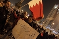 バーレーンの首都マナマ（Manama）の真珠広場（Pearl Square）で反政府デモに参加する人びと（2011年2月16日撮影）。(c)AFP/JOSEPH EID
