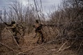 ウクライナ・バフムートの前線付近でロシア軍に榴弾（りゅうだん）砲を発射する準備を行うウクライナ兵（2023年3月2日撮影）。(c)Dimitar DILKOFF / AFP
