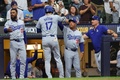 24MLB、ミルウォーキー・ブルワーズ対ロサンゼルス・ドジャース。5回に2点本塁打を放ち、デーブ・ロバーツ監督（中央右）と喜ぶロサンゼルス・ドジャースの大谷翔平（中央左、2024年8月12日撮影）。(c)Stacy Revere/Getty Images/AFP