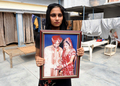 インド・ビルガ（Bilga）村の自宅で、結婚式の時の写真を見せるコール（Kaur）さん（2010年9月2日撮影）。(c)AFP/NARINDER NANU