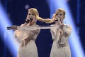 デンマークのコペンハーゲン（Copenhagen）で開かれた欧州国別対抗歌謡祭「ユーロビジョン・ソング・コンテスト（Eurovision Song Contest）」の決勝大会で歌う、ロシア代表で双子姉妹デュオのトルマチェフ・シスターズ（Tolmachevy Sisters、2014年5月10日撮影）。(c)AFP/JONATHAN NACKSTRAND