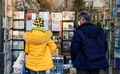 イラン・テヘランの街角にある書店（2022年1月29日撮影）。(c) ATTA KENARE / AFP
