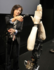 東京・江東区の日本科学未来館（National Museum of Emerging Science and Innovation）で開催中の「デジタルコンテンツエキスポ（Digital Content Expo）」のオープニングで、音楽に合わせて拍手するデモンストレーションをするロボットアーム「音手（おんず）」（右）と、マイクの調整をするスタッフ(2011年10月20日撮影)。(c)AFP/Yoshikazu TSUNO