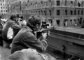 スウェーデンの首都ストックホルム（Stockholm）のノルマルム広場（Norrmalmstorg）で、ジャンエリック・オルソン（Jan-Erik Olsson）が行員を人質にしてたてこもる信用銀行クレジットバンケン（Kreditbanken）の向い側のビルの屋上から撮影する記者（奥）と構える警察の狙撃要員（1973年8月24日撮影）。(c)AFP/PRESSENS BILD FILES/ROLAND JANSSON