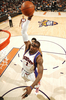 09-10NBA、フェニックス・サンズ（%%Phoenix Suns%%）対ボストン・セルティックス（%%Boston Celtics%%）。試合はサンズが116-98で勝利した、敗れたセルティックスは3連敗。写真はダンクシュートを狙うサンズのアマレ・スタウドマイアー（%%Amare Stoudemire%%）。（2009年12月30日撮影）(c)AFP/Getty Images/NBAE/Barry Gossage