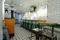 英ロンドン（London）で、古い公衆トイレのスペースをコーヒーショップに変えた「アテンダント（Attendant）」の内装（2014年10月3日撮影）。(c)AFP/LEON NEAL