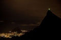 ブラジル・リオデジャネイロ（Rio de Janeiro）のコルコバード（Corcovado）の丘に立つ、ブラジル国旗の色に染め上げられた巨大なキリスト像（Christ the Redeemer、2014年6月11日撮影）。(c)AFP/YASUYOSHI CHIBA