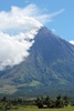 噴煙を上げるフィリピン・ルソン（Luzon）島のマヨン（Mayon）山（2013年5月7日撮影）。(c)AFP/Charism Sayat