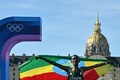 パリ五輪、陸上男子マラソン。金メダル獲得を喜ぶエチオピアのタミアト・トラ（2024年8月10日撮影）。(c)Andrej ISAKOVIC / AFP