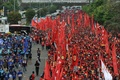 インドネシアのジャカルタ（Jakarta）で行われたメーデーのデモ行進（2014年5月1日撮影）。(c)AFP/ROMEO GACAD