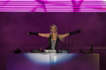 パリス・ヒルトン（Paris Hilton）が23日、ブラジル・サンパウロ（Sao Paulo）で開かれたポップ・ミュージック・フェスティバル（Pop Music Festival）でＤＪプレイを披露した（2012年6月23日撮影）。(c)AFP/Yasuyoshi CHIBA