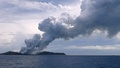 トンガの首都ヌクアロファ（Nuku&apos;alofa）の約65キロ北西で、火山から立ち上る蒸気とガス（2015年1月17日撮影）。(c)AFP/Matangi Tonga/Mary Lyn Fonua