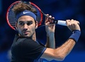 男子テニス、ATPワールドツアー・ファイナル5日目。リターンを狙うロジャー・フェデラー（2015年11月19日撮影）。(c)AFP/GLYN KIRK