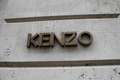 フランス・パリにある高田賢三氏の服飾会社「ケンゾー」のロゴ（2020年10月4日撮影）。(c)GEOFFROY VAN DER HASSELT / AFP