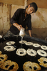 2007年9月13日、ラマダン初日のカブール（Kabul）の市場で菓子を焼く男性。(c)AFP/SHAH Marai