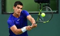 テニス、BNPパリバ・オープン、男子シングルス準決勝。リターンを打つカルロス・アルカラス（2022年3月19日撮影）。(c)Frederic J. BROWN/ AFP