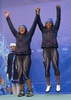 ソチ冬季五輪、ボブスレー女子2人乗り。表彰式に臨むエラナ・マイヤーズ（Elana Meyers）/ローリン・ウィリアムズ（Lauryn Williams）組（2014年2月19日撮影）。(c)AFP/JOHN MACDOUGALL