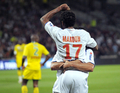 08-09フランスリーグ1第35節、オリンピック・リヨン（%%Olympique Lyon%%）対ナント（%%FC Nantes%%）。試合はリヨンが3-0で勝利した。写真は得点を決めてチームメイトと喜びを分かち合うリヨンのジャン・マクン（%%Jean II Makoun%%、中央）。（2009年5月12日撮影）(c)AFP/PHILIPPE MERLE