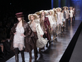 フランス・パリ市内で発表されたクリスチャン ディオール（Christian Dior）の10/11年秋冬コレクション（2010年3月5日撮影）。(c)AFP/Francois Guillot