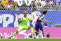 サッカーアジアカップ、グループD、イラク対日本。2失点目を喫するGK鈴木彩艶（左、2024年1月19日撮影）。(c)Giuseppe CACACE / AFP