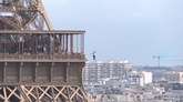 動画：エッフェル塔背にそろりそろり…スラックライン挑戦 仏パリ