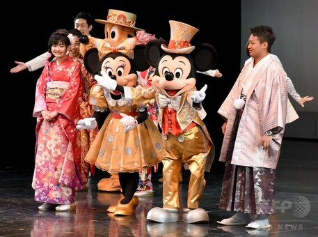 ディズニーランドで成人式、ミッキーらが祝福 千葉県浦安市 写真11枚