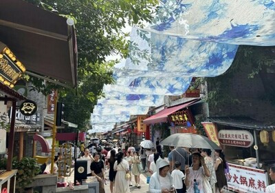 中国重慶市の観光地 日差し和らげるために通りに150メートルの天幕