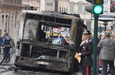 ローマで今年10度目のバス炎上 「トレビの泉」付近