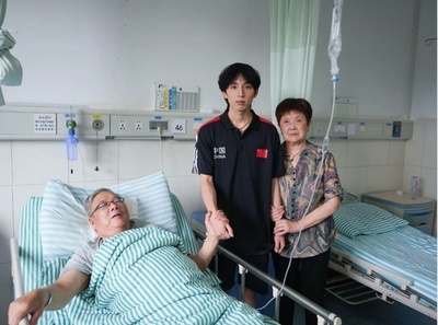 中国でマニュアル通りの救助方法を実施した青年がSNSで話題に