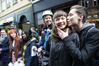 「キスリレー」で世界記録、エイズの正しい知識を デンマーク