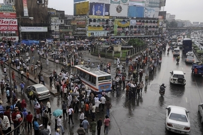 三輪車に携帯トイレ設置、トイレ不足の首都ダッカ バングラデシュ