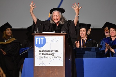 ネイルブランド「エッシー」創業者らにFITの学位授与