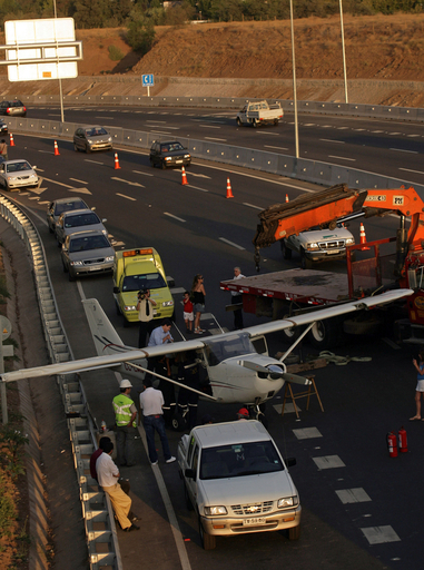 小型機が高速道路に不時着、チリ