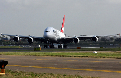 豪カンタス航空、エアバスA380を初導入 競争力強化図る