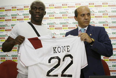 セビージャ アルーナ・コネの入団発表を行う