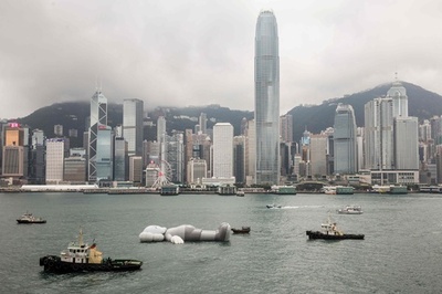 港に巨大ネズミがぷかり、ミッキーかと思いきや…？ 香港