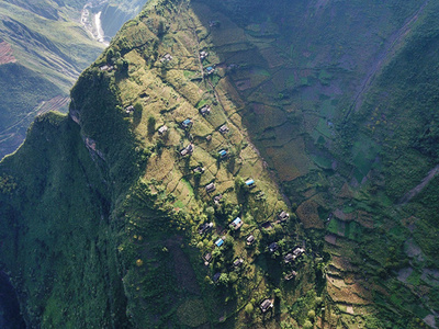「断崖絶壁」の村、ドローンが医薬品を運搬　中国・四川