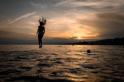 【今日の1枚】熱残る、夕焼けの湖面に降り立つ