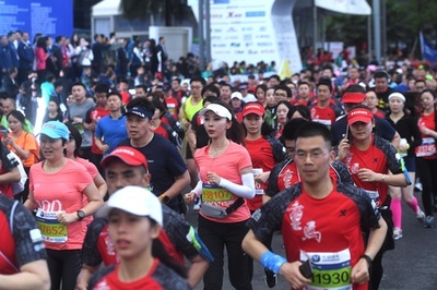 国際色豊かに、3万人の選手が参加 重慶国際マラソン