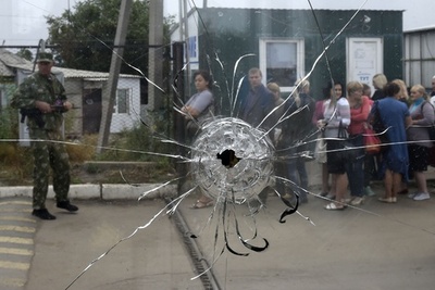 避難か帰還か、ウクライナ・ロシア国境に列成す避難民