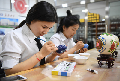 卵の殻に刻み込む世界 吉林省の大学で学ぶ聴覚障害の学生ら