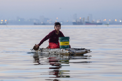 発泡スチロールのいかだで海へ 家族養うため働く少年 フィリピン