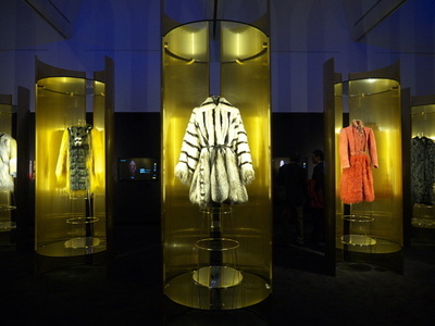 フェンディ世界巡回展「FENDI-UN ART AUTRE」、3日から