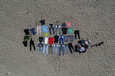 【今日の1枚】干した衣類からにじむ覚悟、移民集団の旅路